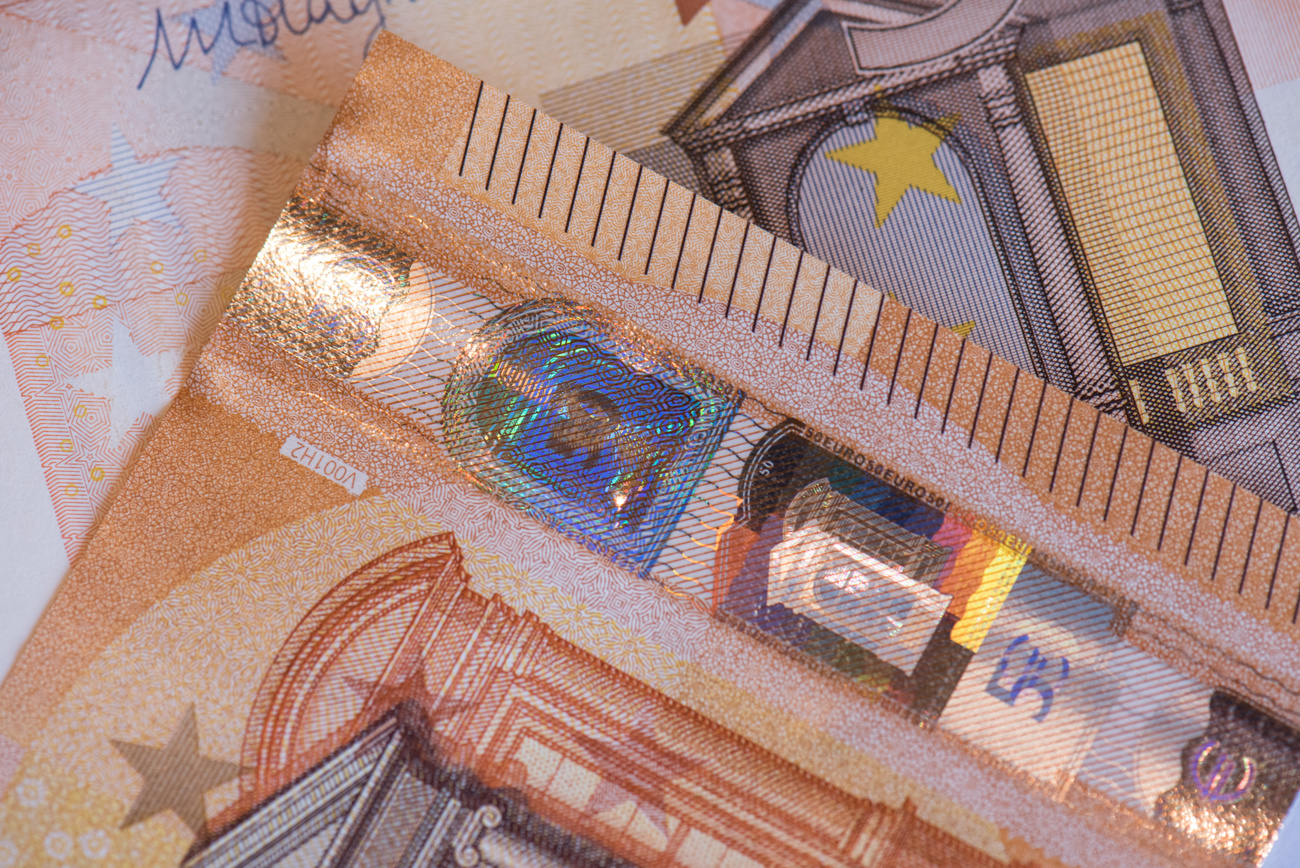 Schweizer Franken und Euro Banknoten fotografiert am 15. Juni 2020 in Zuerich. (KEYSTONE/Christian Beutler)