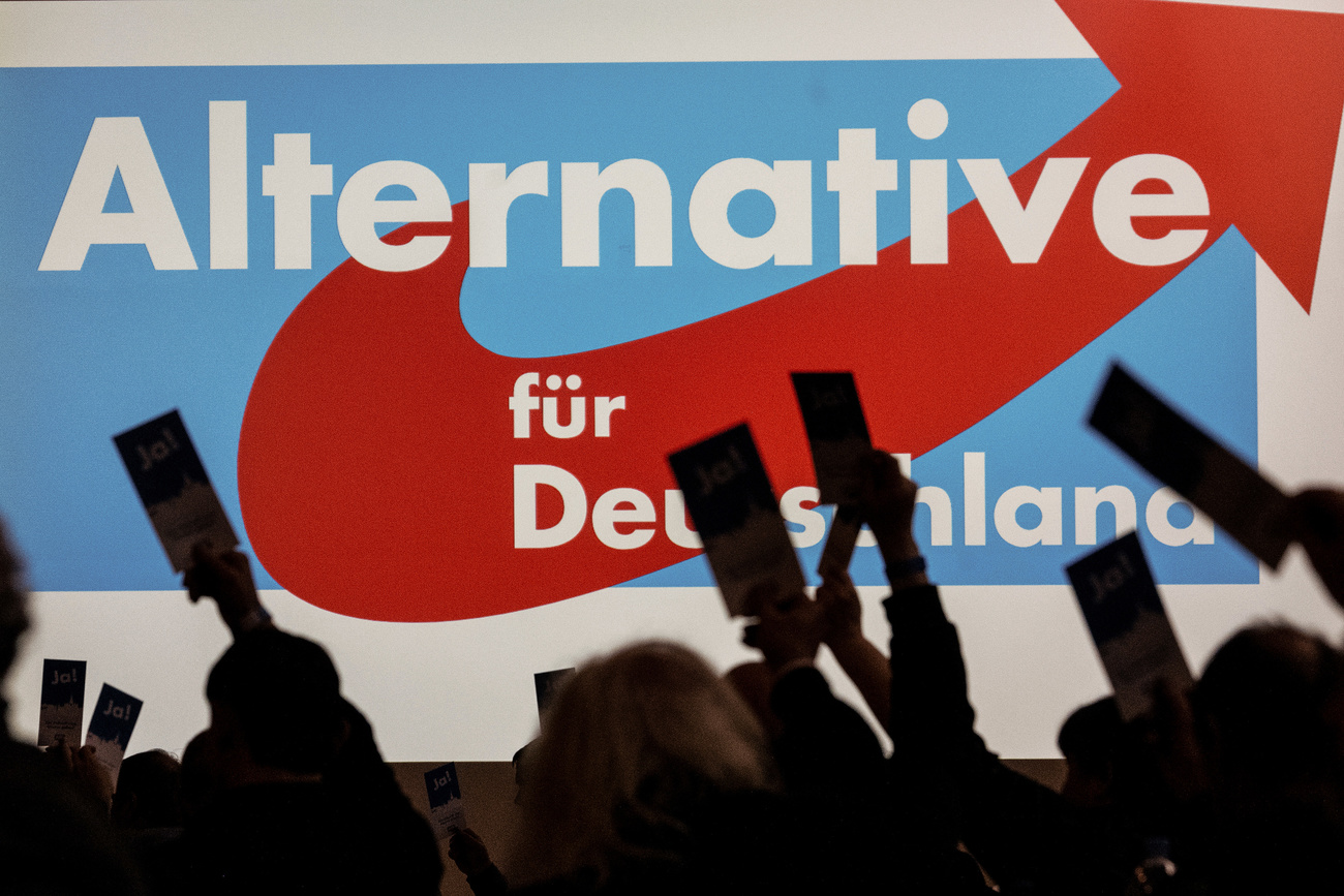 Der abgetretene SVP Praesident Ueli Maurer kaempft mit einer Schweizerfahne, an der Delegiertenversammlung der SVP am Samstag, 5. April 2008 in Lungern, OW. (KEYSTONE/Sigi Tischler)
