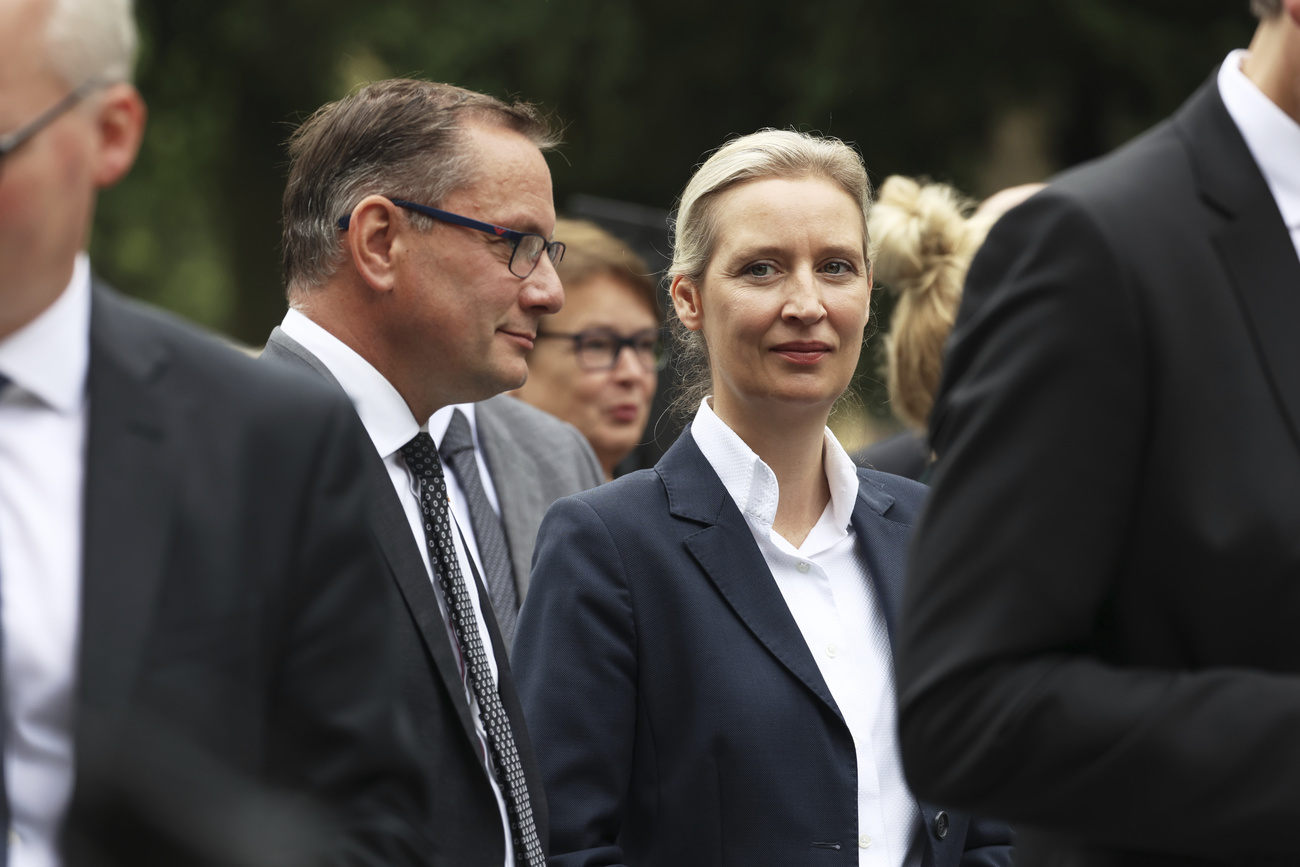 17.06.2023, Berlin: Tino Chrupalla und Alice Weidel, beide AfD und Bundesvorsitzende, sind bei der zentralen Gedenkfeier für die Opfer des Volksaufstands vom 17. Juni 1953 auf dem Friedhof Seestraße zu Gast. Der 17. Juni 1953 gilt als Symbol für den Arbeiteraufstand in der DDR. Zwischen 500 000 und einer Million Menschen protestierten im Juni 1953 in der gesamten DDR gegen die SED-Diktatur. Die DDR-Führung ließ den Aufstand durch die Volkspolizei und sowjetische Panzer niederschlagen. Foto: Joerg Carstensen/dpa +++ dpa-Bildfunk +++ (KEYSTONE/DPA/Jörg Carstensen)