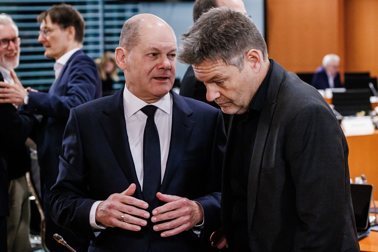 epa10961053 German Chancellor Olaf Scholz (L) speaks with German Minister for Economy and Climate Robert Habeck (R) at the beginning of a meeting with heads of German federal states at the Chancellery in Berlin, Germany, 06 November 2023. The federal government and the state governments are trying to find an agreement on measures to reduce refugee counts. EPA/CLEMENS BILAN