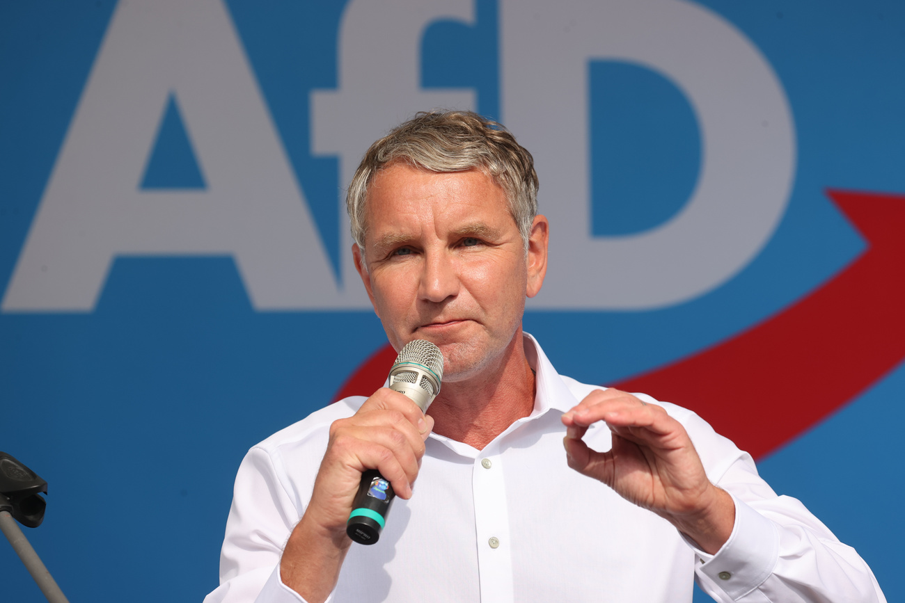 dpatopbilder - 01.09.2024, Thüringen, Erfurt: Mario Voigt (CDU, M), Vorsitzender der CDU in Thüringen und Spitzenkandidat, steht in einem Fernsehstudio bei der Runde der Spitzenkandidaten neben Björn Höcke (AfD), Partei- und Fraktionsvorsitzender der AfD in Thüringen und Spitzenkandidat, und Katja Wolf, Spitzenkandidatin des Bündnis Sahra Wagenknecht (BSW) in Thüringen. In Thüringen fand am Sonntag die Landtagswahl statt. Foto: Michael Kappeler/dpa +++ dpa-Bildfunk +++ (KEYSTONE/DPA/Michael Kappeler)