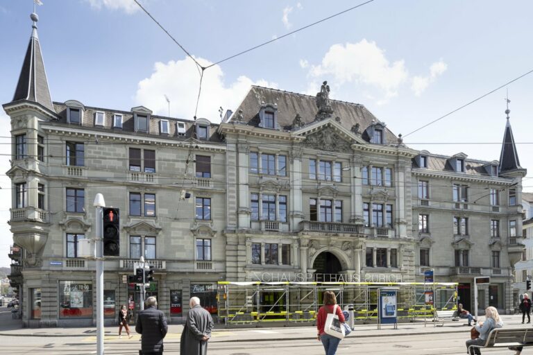 Mauchs teures Theater: Das Schauspielhaus Zürich leidet an Zuschauerschwund. Dafür lässt es die Stadtpräsidentin den Angestellten gutgehen