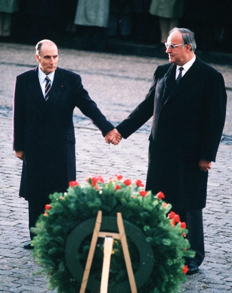 Eine Erzfeindschaft wird begraben: Im Oktober 1958 lädt der französische Regierungschef Charles de Gaulle den deutschen Bundeskanzler Konrad Adenauer zu sich nach Hause ein. Die neue Männerfreundschaft besiegelt die deutsch-französische Aussöhnung