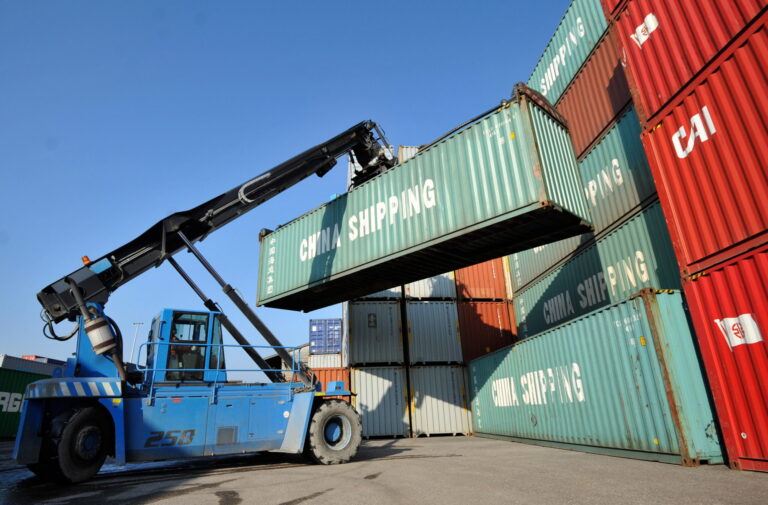 Ein fahrbarer Kran transportiert in Regensburg im Hafen einen Container, aufgenommen am 21. Maerz 2011. (KEYSTONE/AP Photo/Lennart Preiss)