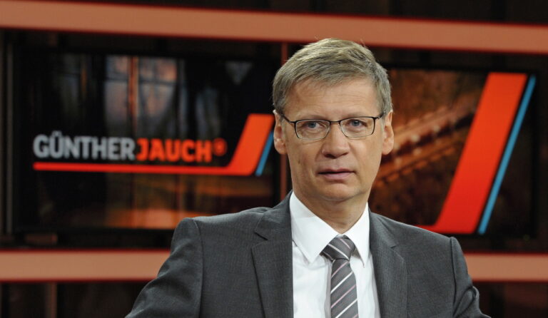 Der Moderator und Journalist Guenther Jauch posiert am Montag (05.09.11) im Gasometer in Berlin bei einem Fototermin zu seiner neuer ARD-Talkshow. Die Sendung wird am Sonntag (11.09.11) erstmals ausgestrahlt. (zu dapd-Text) Foto: Michael Gottschalk/dapd