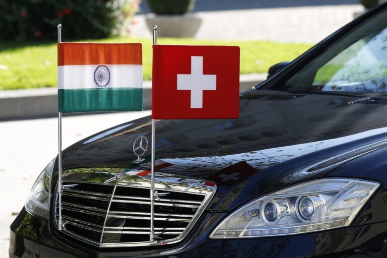 A limousine with the Swiss and the Indian flag seen in front of the Swiss parliament building during an official state visit of Indian President Pratibha Devisingh Patil in Bern, Switzerland, Monday, October 3, 2011. (KEYSTONE/Peter Klaunzer)