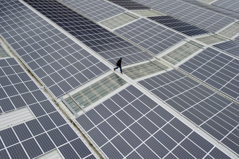 Une vue generale montre le toit d'une halle de 7500 metres carres transforme en une centrale photovoltaique ce mardi 6 decembre 2011 a Saxon. Cette toiture solaire double la production solaire cantonale et du meme coup fait entrer le Valais dans la liste des cantons possedant une station Megawatt. (KEYSTONE/Jean-Christophe Bott)....A general view shows the solar housetop of a hall of 7500 square metre on Tuesday December 6 2011 in Saxon, caton Valais, Switzerland. (KEYSTONE/Jean-Christophe Bott)