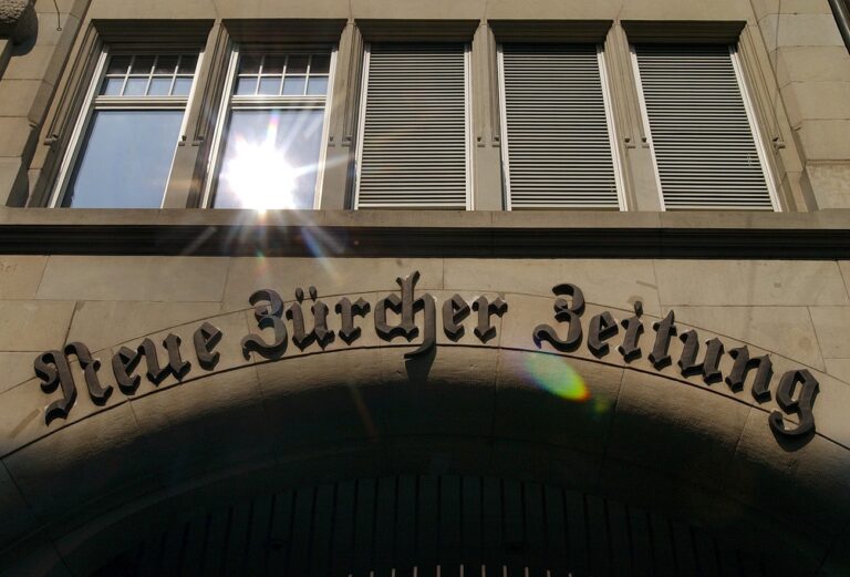 Blick auf auf die Fassade des Verlags Neue Zuercher Zeitung, an der Falkenstrasse in Zuerich, am Freitag, 11. April 2003. Die NZZ-Gruppe ist letztes Jahr mit 50 Millionen Franken in die roten Zahlen abgetaucht. Hauptgruende waren der Inserateeinbruch, die Boersenkrise und der Start der 