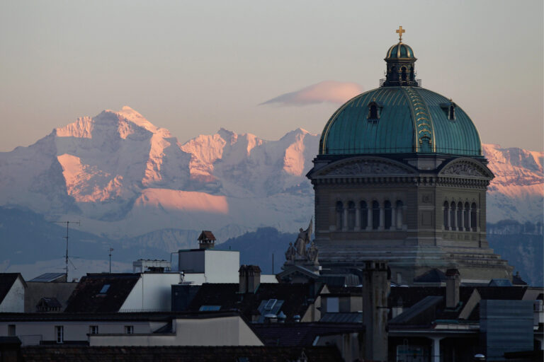 Die Kuppel des Bundeshauses mit der Jungfrau, links, am Freitag, 24. Februar 2012 in Bern. (KEYSTONE/Peter Klaunzer)