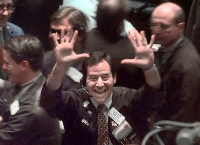 [XNYR103] A trader smiles on the floor of the New York Stock Exchange while holding up 10 fingers after the DOW ended the day above 10'000 points for the first time in the Exchanges history on Monday, March 29, 1999. (KEYSTONE/AP Photo/Adam Nadel) === ELECTRONIC IMAGE ===