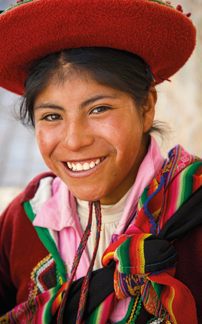 DJW1FF Portrait of a Quechua girl with traditional dress, Cuzco, Peru.