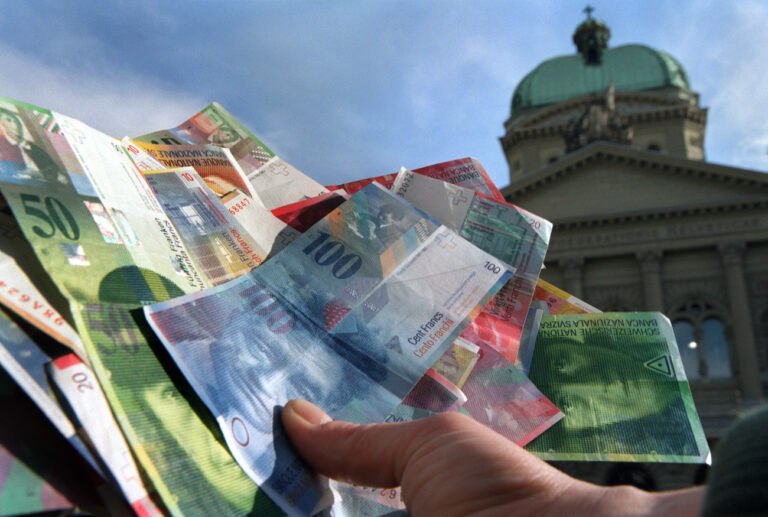 Ein Buendel verschiedener Geldscheine aufgenommen vor dem Bundeshaus in Bern, am 11. Maerz 2003. (KEYSTONE/Martin Ruetschi) : FILM, gestellte Aufnahme]