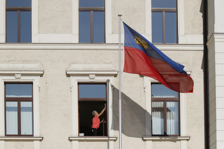 A cleaning woman cleans a window of the government building in Vaduz in the principality of Liechtenstein, pictured on May 25, 2011. (KEYSTONE/Peter Klaunzer)

Ein Putzfrau putzt ein Fenster im Regierungsgebaeude, aufgenommen am 25. Mai 2011 in Vaduz. (KEYSTONE/Peter Klaunzer)