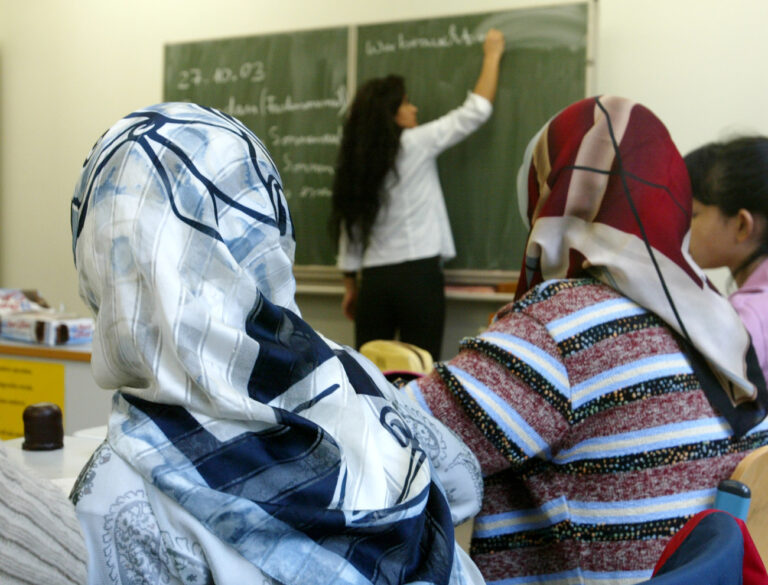 Tuerkische Schuelerinnen mit Kopftuechern nehmen am Mittwoch, 8. Oktober 2003, am Unterrichtsfach Islamkunde am Schulzentrum Koblenzer Strasse in Bremen teil. Seit Schuljahresbeginn koennen die Schueler zwischen den Faechern Biblische Geschichte, Philosophie und Islamkunde waehlen. Der Unterricht wird von einer muslimischen, in Deutschland ausgebildeten Lehrerin, auf Deutsch erteilt.(KEYSTONE/AP Photo/Joerg Sarbach)


Turkish schoolgirls wearing headscarfs take part in a lesson in science of Islam at a school in Bremen, northwestern Germany, Wednesday, Oct. 8 2003. Since summer children of the fifth form could choose between biblical history, philosophy an science of Islam at that school. Lessons are hold in German language. (AP Photo/Joerg Sarbach)