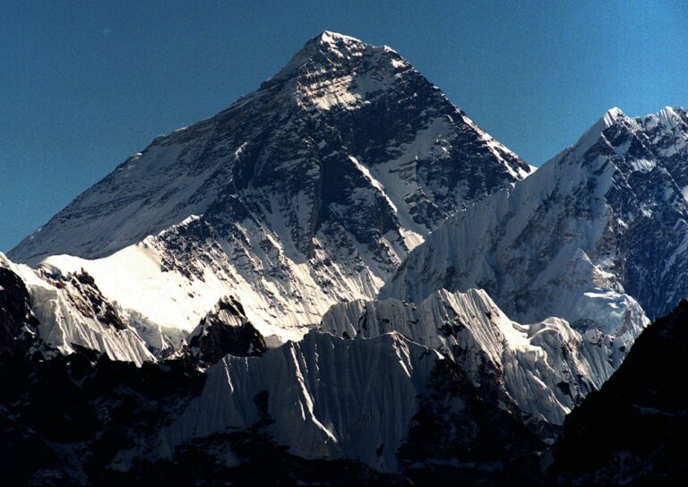 Das Bild zeigt den Blick auf den Mount Everest vom Gipfel des Gokyo Ri (5431 m) in Nepal. Fuer die in einem Sturm vermissten Bergsteiger am Mount Everest (8.848 m) gibt es kaum noch Hoffnung. Wie ein Mitglied der Expedition am Dienstag, 13. Mai 1997, mittteilte, wurde die Leiche eines Russen inzwischen gefunden. Sechs Maenner, darunter ein 23-jaheriger Bankangestellter aus Ludwigshafen, werden noch vermisst. (KEYSTONE/AP Photo/Hans Edinger)