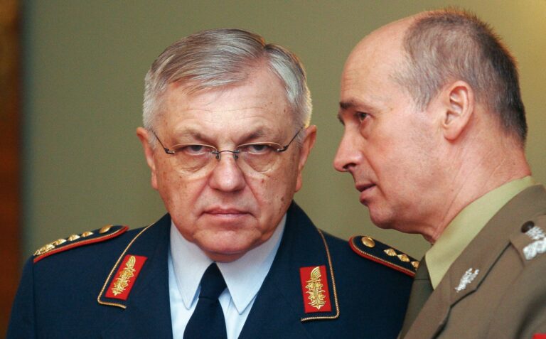 WARSAW, POLAND:  Chairman of NATO military committee, general Harald Kujat (L) and Poland's Chief of Staff General Czeslaw Piatas (R) chat before their meeting with Polish President Aleksander Kwasniewski in Presidential Palace in Warsaw, 19 April 2005. AFP PHOTO WOJTEK RADWANSKI  (Photo credit should read WOJTEK RADWANSKI/AFP via Getty Images)