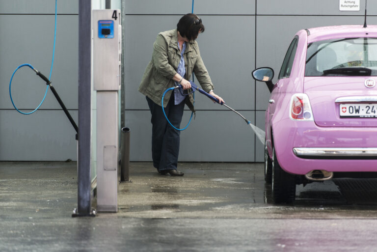 A woman washes her car at the Migrolino gas station in Stans, canton of Nidwalden, Switzerland, pictured on March 22, 2013. The Migrolino shops and gas stations, a business branch of Switzerland's largest retail company Migros, have long opening hours and also sell alcohol and cigarettes apart from Migros products. (KEYSTONE/Christian Beutler)

Eine Frau waescht ihr Auto an der Migrolino-Tankstelle in Stans, Kanton Nidwalden, aufgenommen am 22. Maerz 2013. Die Migrolino-Filialen verkaufen neben Migros-Produkten auch Alkohol und Zigaretten und zeichnen sich durch lange Oeffnungszeiten aus. (KEYSTONE/Christian Beutler)