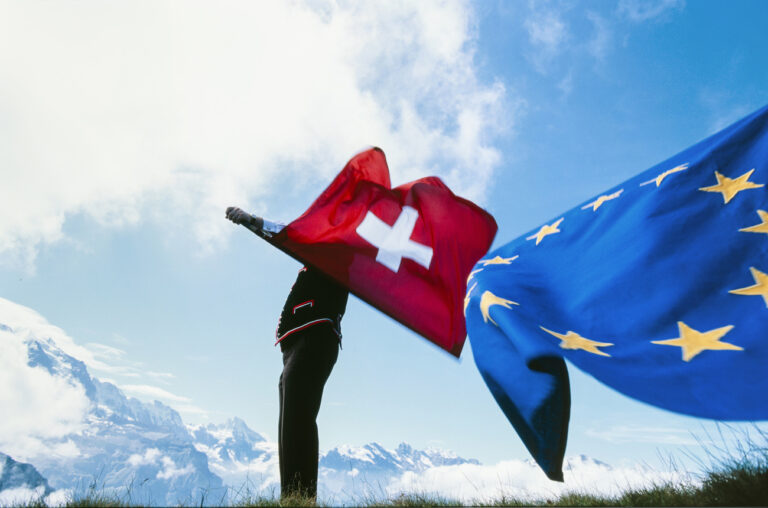 [gestellte Aufnahme] THEMA SCHWEIZ UND EUROPA..Fahnenschwinger mit Schweizer- und Europa-Fahnen, aufgenommen auf dem Maennlichen bei Grindelwald (BE), August 1999. (KEYSTONE/Martin Ruetschi)