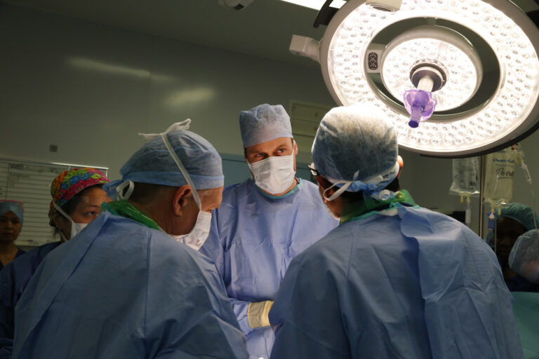 ** WPA SOLO. ALL WPA MEMBERS IN +IPA+CPNA ** Britain's Prince William, centre, The Duke of Cambridge, President of the Royal Marsden NHS Foundation Trust, listens to head surgeon Pardeep Kumar, right, as he observes a removal of a bladder tumour surgery of a male patient during a visit at the Royal Marsden hospital in London's Chelsea, Thursday, Nov. 7, 2013. (AP Photo/Lefteris Pitarakis, pool)