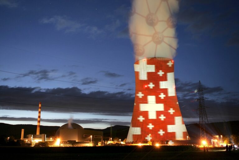 Das Kernkraftwerk Goesgen ist am Dienstag, 31. August 2004, Projektionsleinwand fuer die Lichtkunstserie 