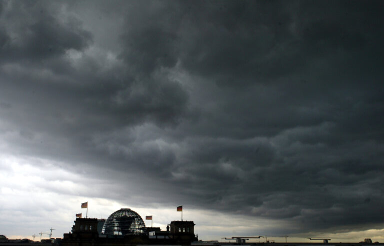 Dunkle Wolken ziehen ueber das Reichstagsgebaeude in Berlin am Donnerstag, 21. Oktober 2004. (KEYSTONE/AP Photo/Markus Schreiber)