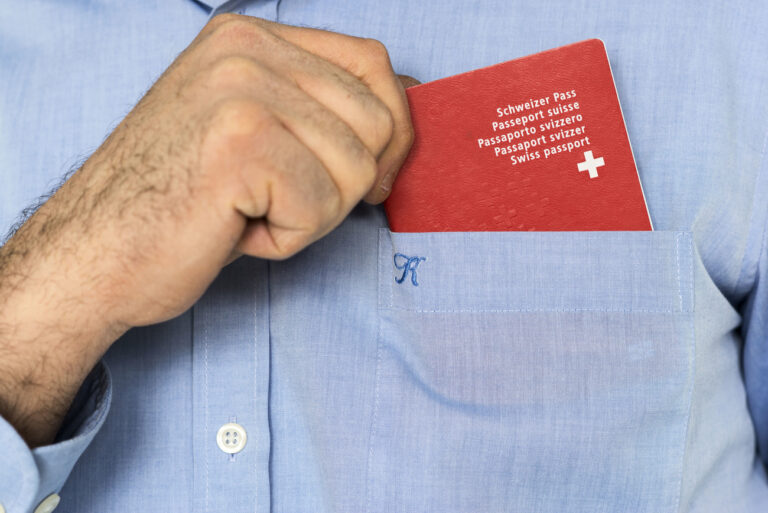 Ein Mann hat einen biometrischen Schweizer Pass in der Brusttasche seines Hemdes, aufgenommen am 10. Februar 2014 in Bern. (KEYSTONE/Christian Beutler)

A man has a Swiss biometric passport in his breast pocket, pictured in Bern, Switzerland, February 10, 2014. (KEYSTONE/Christian Beutler)