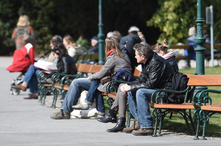 APA17395608-2 - 10032014 - WIEN - ÖSTERREICH: ZU APA-TEXT CI - THEMENBILD - Parkbesucher genießen am Montag, 10. März 2014, die frühlingshaften Temperaturen im Stadtpark in Wien. APA-FOTO: HEF