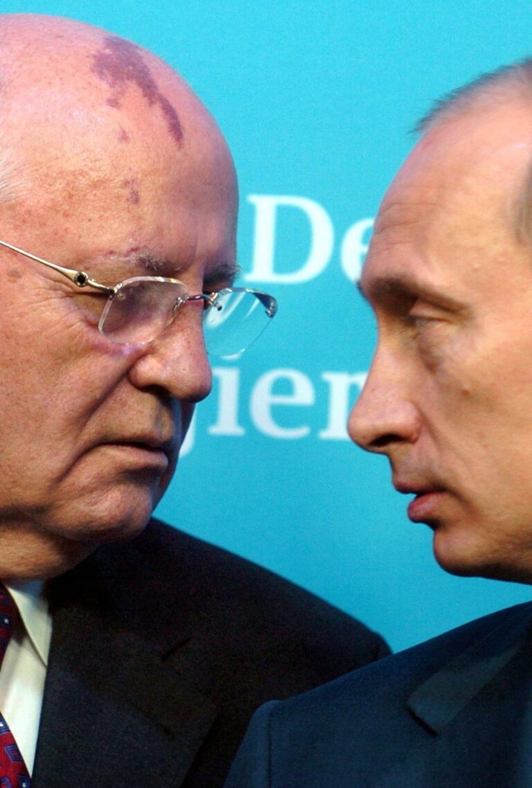 Russian President Vladimir Putin (R) and former Soviet leader Mikhail Gorbachev (L) talk during a press conference at Gottorf palace in the northern German village of Schleswig, Tuesday 21 December 2004. Putin is on a two-day visit to Germany for talks focussing on collaborations in the economic sector and in research. (KEYSTONE/EPA/KAY NIETFELD)