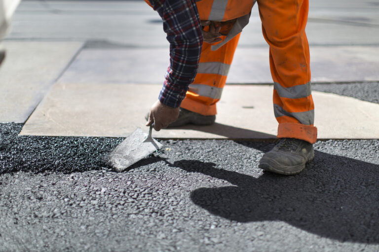 Construction workers work on the pavement in Bahnhofstrasse street near Paradeplatz Square in Zurich, Switzerland, pictured on April 11, 2014. (KEYSTONE/Gaetan Bally) 

Bauarbeiter beim Bodenlegen auf der Bahnhofstrasse beim Paradeplatz in Zuerich am Freitag 11. April 2014. (KEYSTONE/Gaetan Bally)