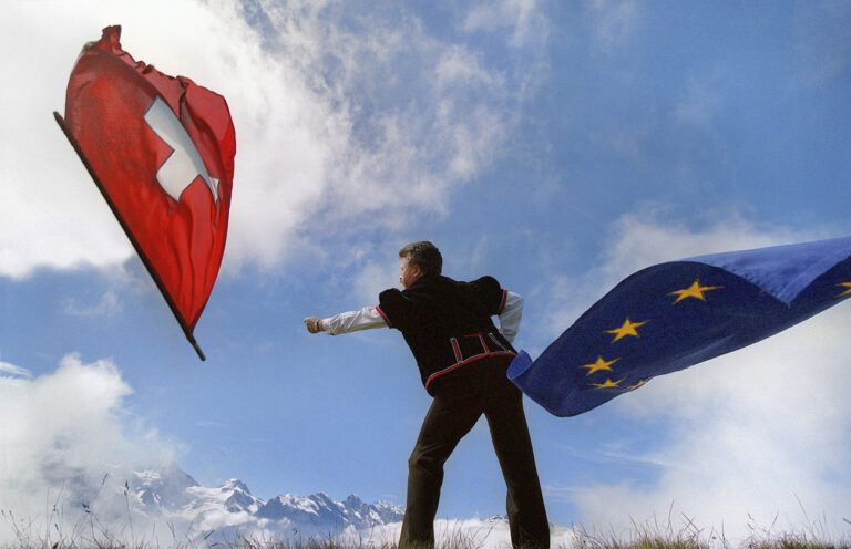 [gestellte Aufnahme] THEMA SCHWEIZ UND EUROPA..Fahnenschwinger mit Schweizer- und Europa-Fahnen, aufgenommen auf dem Maennlichen bei Grindelwald (BE), August 1999. (KEYSTONE/Martin Ruetschi)