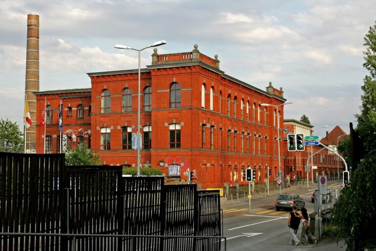 Die Rote Fabrik in Zuerich, am Samstag, 11. Juni 2005. Die Rote Fabrik feiert mit verschiedenen Kunstschaffenden 30 Jahre Hip-Hop-Kultur. (KEYSTONE/Alessandro Della Bella)