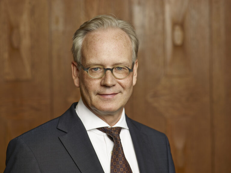 Eric Gujer, chief editor of the Neue Zuercher Zeitung (NZZ), in the committee room at the Falkenstrasse in Zurich, Switzerland, on May 22, 2015. (KEYSTONE/Christian Beutler)

Eric Gujer, Chefredaktor der Neuen Zuercher Zeitung (NZZ), am 22. Mai 2015, im Komitee Zimmer an der Falkenstrasse in Zuerich. (KEYSTONE/Christian Beutler)