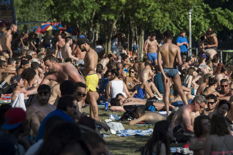 Kinder und Erwachsene geniessen das herrliche Sommerwetter bei rund 27 Grad Celsius am Letten, aufgenommen am Donnerstag, 4. Juni 2015 in Zuerich. (KEYSTONE/Ennio Leanza)