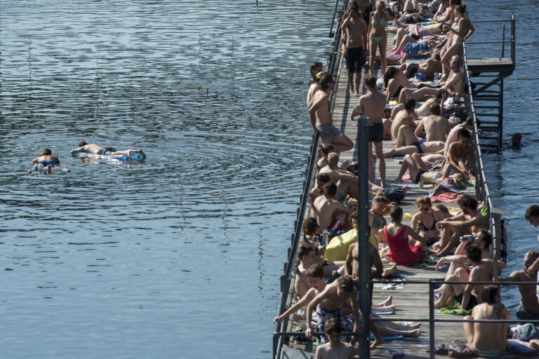 Kinder und Erwachsene geniessen das herrliche Sommerwetter bei rund 27 Grad Celsius am Letten, aufgenommen am Donnerstag, 4. Juni 2015 in Zuerich. (KEYSTONE/Ennio Leanza)