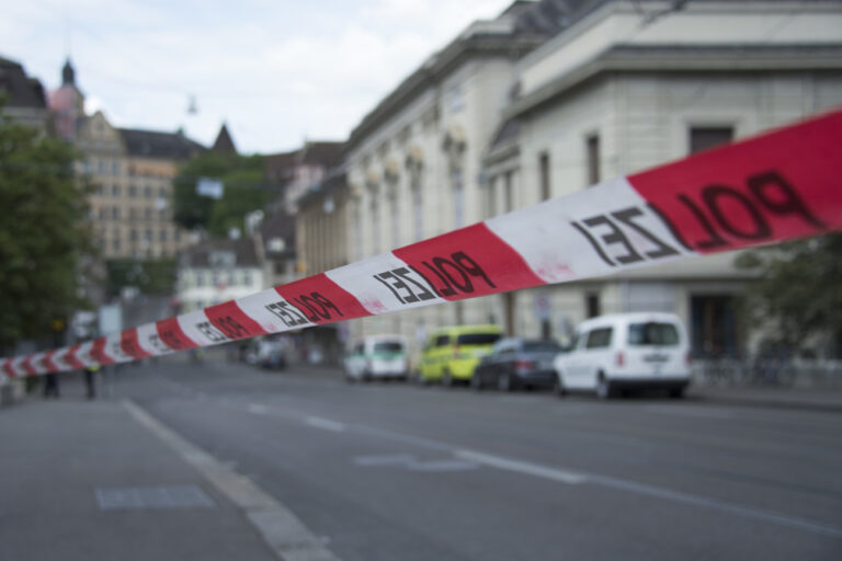 Der Steinenberg in der Innenstadt von Basel ist nach einer Bombendrohung am Montag, 13. Juli 2015 mit Polizeibaendern abgesperrt. Bei einem auf Finanzgeschäfte spezialisierten Unternehmen in Basel ist am Montagmorgen eine Bombendrohung eingegangen. Die Polizei musste zwischen 60 und 70 Personen aus den Gebaeuden zwischen Barfuesserplatz und Bankverein evakuieren. Der Tramverkehr durch die Innenstadt ist unterbrochen. (KEYSTONE/Georgios Kefalas)