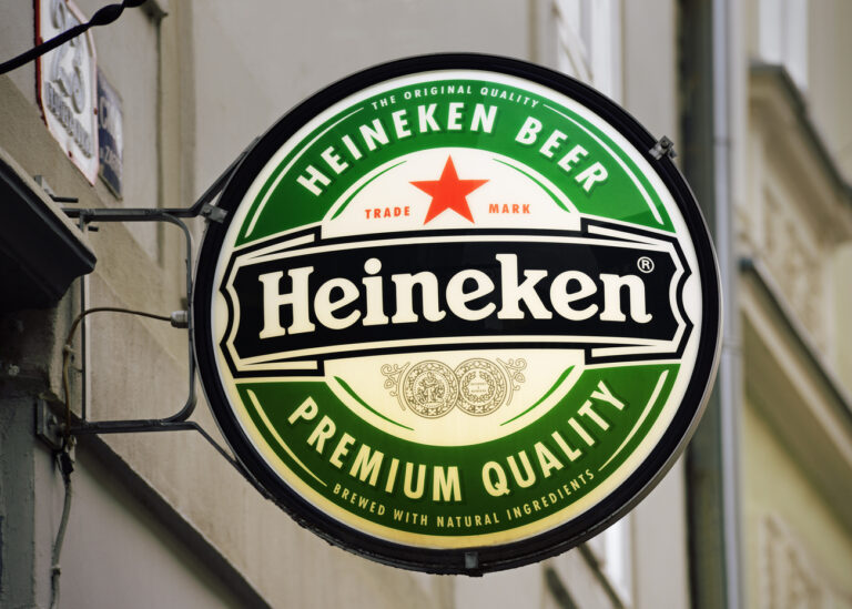 Heineken sign outside a bar, Zagreb, Croatia (KEYSTONE/imageBROKER/Simon Belcher)