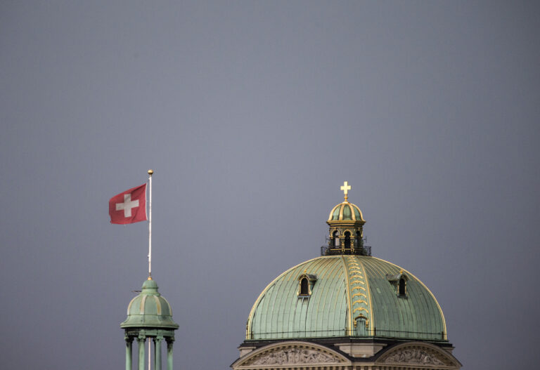 Das Bundeshaus in Bern mit Gewitterwolken im Hintergrund am Mittwoch, 22. Juli 2015. (KEYSTONE/Thomas Hodel)