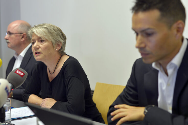 Die Zuercher Regierungsraetin Jaqueline Fehr, Mitte, Thomas Manhart, links, Leiter Amt fuer Justizvollzug und Jerome Endrass, rechts, Stv. Leiter Psychiatrisch-Psychologischer Dienst an einer Medienkonferenz in Zuerich am Samstag, 8. August 2015. Die angeschuldigte Mutter in Kindstoetungsfall von Flaach ist im Gefaengnis Zuerich am Freitag, 7. August tot aufgefunden worden. Als Todesursache steht ein Suizid im Vordergrund. (KEYSTONE/Walter Bieri)