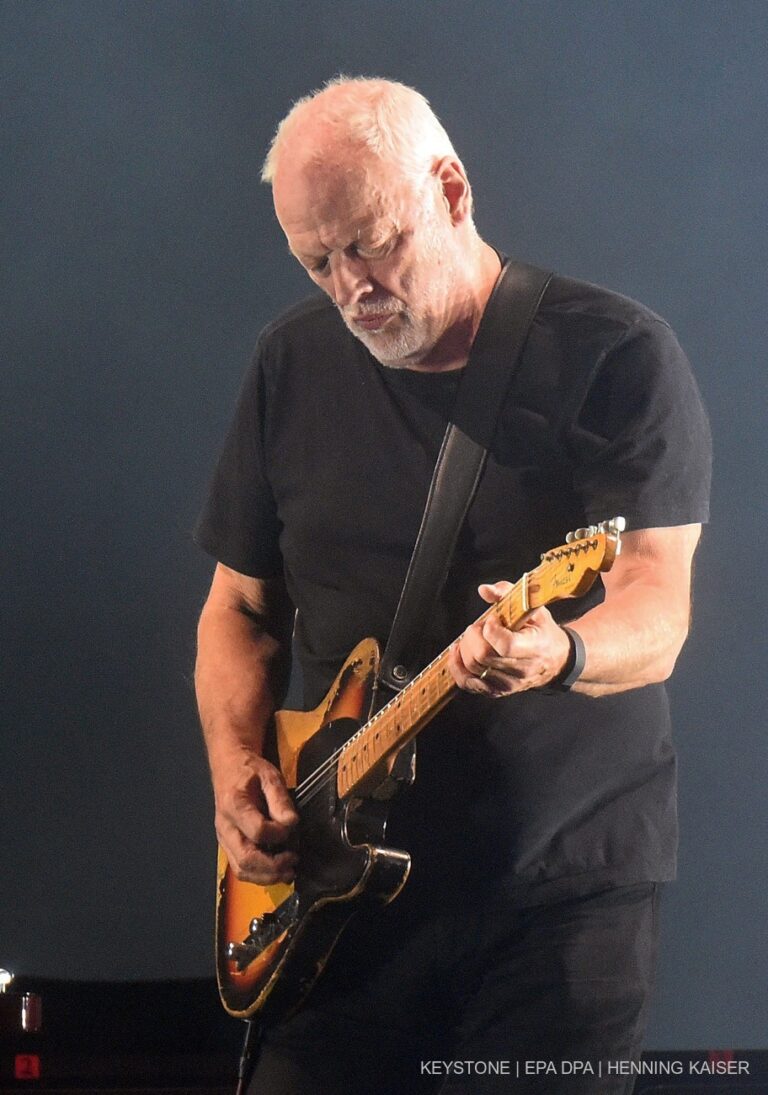 epa04939169 British musician David Gilmour performs on stage during his concert in Oberhausen, Germany, 19 September 2015. EPA/HENNING KAISER