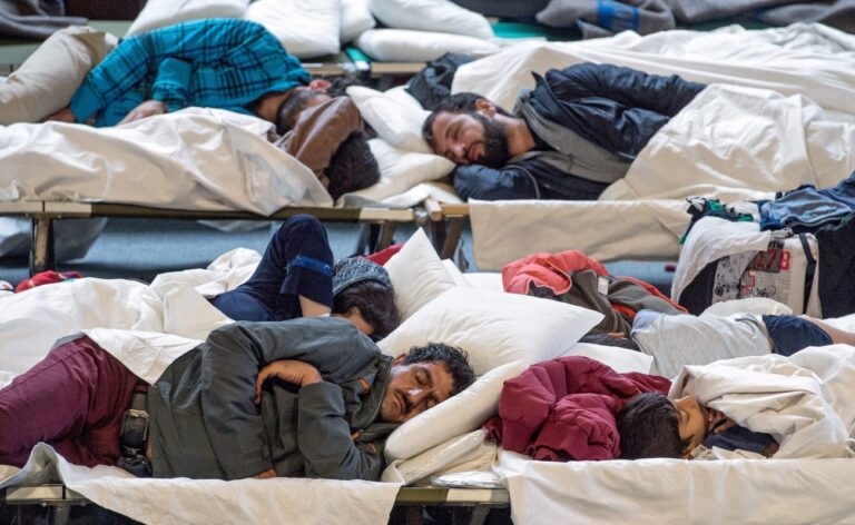 epa04946824 Refugees sleeping on camp beds in the August Scharrttner Halle in Hanau, Germany, 24 September 2015. Currently, around 700 refugees are housed here, most of them from Syria, Iraq and Afghanistan. EPA/BORIS ROESSLER