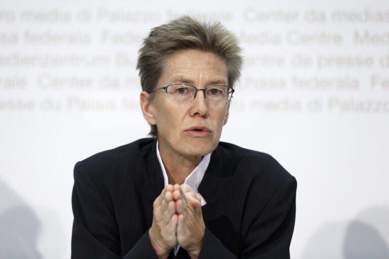 Astrid Epiney, Praesidentin Schweizerischer Wissenschaftsrat SWIR, spricht waehrend einer Medienkonferenz anlaesslich des 50-Jahre-Jubilaeums des SWIR, am Montag, 5. Oktober 2015 in Bern. (KEYSTONE/Peter Klaunzer)