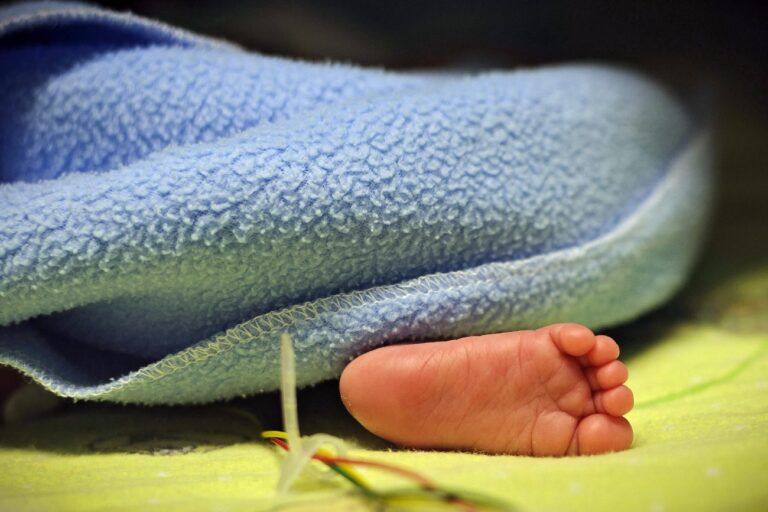 epa05029619 The foot of a prematurely born infant is seen on World Prematurity Day in the neonatal intensive care unit of the Obstetrics and Gynecology Clinic of the University Hospital of Debrecen in Debrecen, Hungary, 17 November 2015. World Prematurity Day is globally observed on 17 November to raqise awareness of preterm birth. EPA/ZSOLT CZEGLEDI HUNGARY OUT