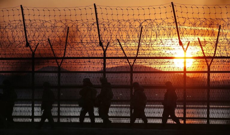 epa05096224 South Korean soldiers walk along a barbed wire fence near the inter-Korean border, 10 January 2016, hours after the United States deployed a B-52 strategic bomber over the South Korean skies in a show of force against North Korea's latest nuclear test. North Korea on 06 January claimed that it has successfully carried out a hydrogen bomb test, a claim questioned by outside experts. EPA/YONHAP SOUTH KOREA OUT