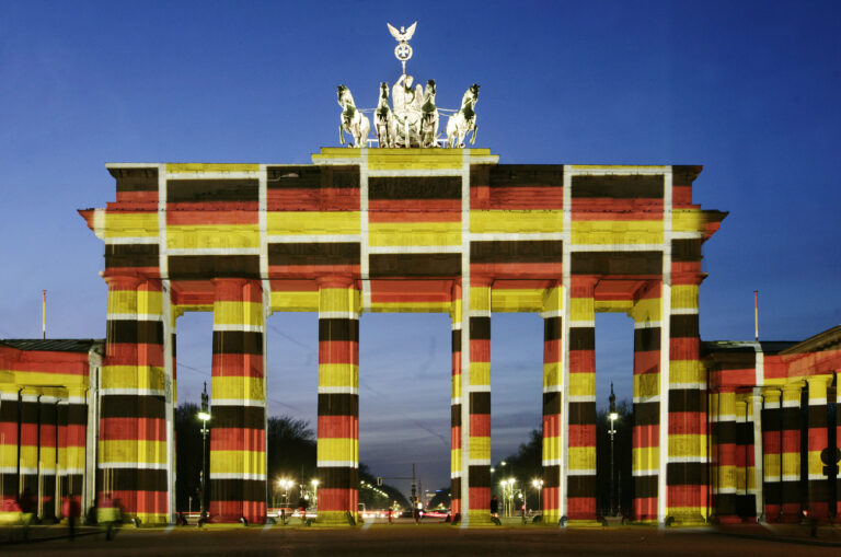 Das Brandenburger Tor wird am Dienstag 10. Januar 2006 mit den Fraben Schwarz, Rot und Gelb angestrahlt . Der deutsche Lichtkuenstler Karl Feldmann illuminiert das Wahrzeichen anlaesslich der Gruenen Woche, die als weltweit groesste Landwirtschaftsmesse am 13. Januar 2006 eroeffnet wird. (AP Photo/ Jan Bauer) --- The Brandenburg Gate is illuminated with German national flaggs Black, Red and Golden colors on Tuesday, Jan. 10, 2006. German artist Karl Feldmann illuminates Berlin main landmark on the occaison of the upcoming 