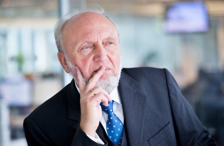 epa04944915 German Institue for Economic Research President Hans-Werner Sinn speaks with Deutsche Presse Argentur (German Press Agency DPA) journalists in Berlin, Germany, 23 Septemeber 2015. EPA/KAY NIETFELD