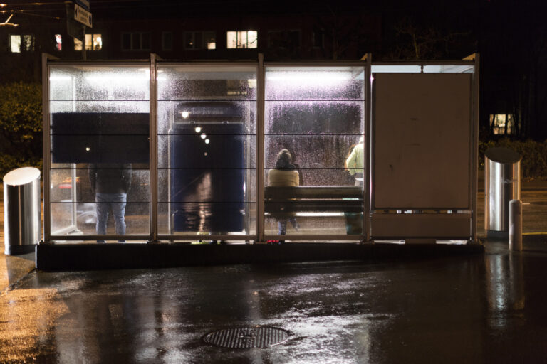 People wait during a rainy evening for the bus at the bus stop Albisrieden in Zurich, Switzerland, photographed on January 31, 2016. (KEYSTONE/Gaetan Bally)

Menschen warten im Regen auf den Bus an der Bushaltestelle Albisrieden in Zuerich, aufgenommen am 31. Januar 2016. (KEYSTONE/Gaetan Bally)