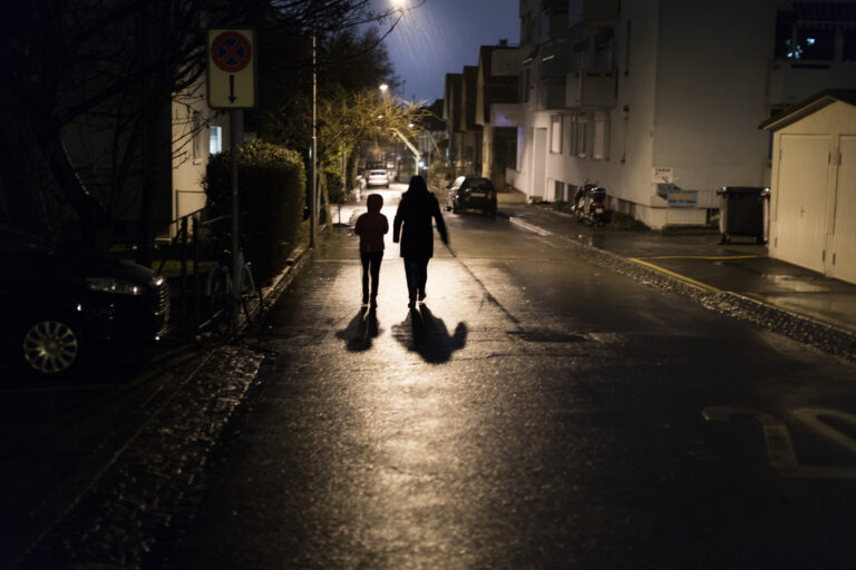 A woman and her daughter walk along a dark alley, photographed on January 31, 2016, in Zurich Albisrieden, Switzerland. (KEYSTONE/Gaetan Bally)

Eine Frau und ihre Tochter laufen eine dunkle Quartierstrasse entlang, aufgenommen am 31. Januar 2016 in Zuerich Albisrieden. (KEYSTONE/Gaetan Bally)