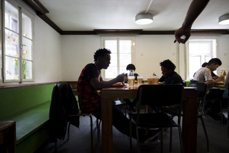 Unbegleitete minderjaehrige Asylsuchende (UMA) sitzen beim Mittagessen, im Transitzentrum fuer Asylsuchende 