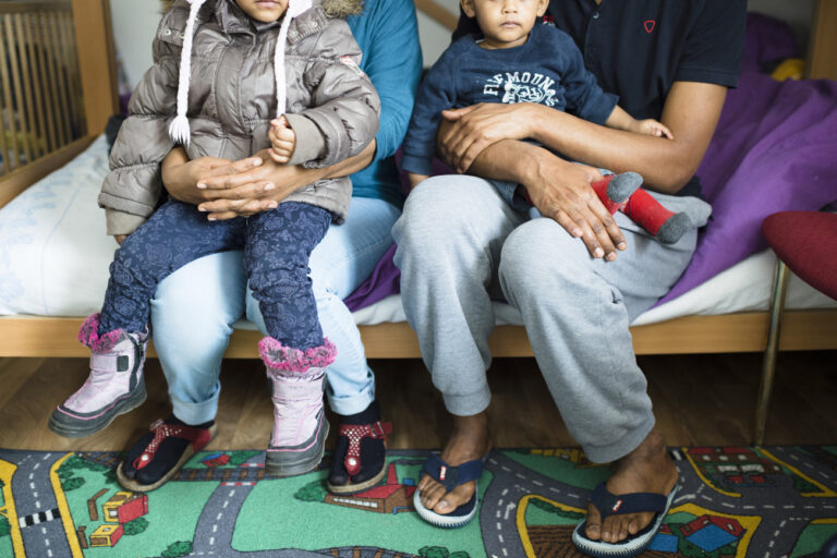 Eine Familie aus Eritrea posiert fuer ein Foto, im Transitzentrum fuer Asylsuchende 