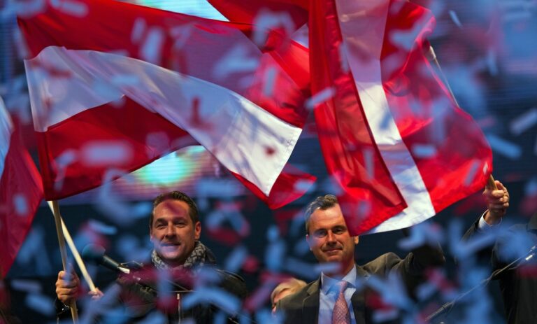 epa05272726 Right-wing Austrian Freedom Party (FPOe) presidential candidate Norbert Hofer (R) and Leader of the FPOe Heinz-Christian Strache (L) wave a flag during Hofer's final election campaign rally at Stephansplatz in Vienna, Austria, on 22 April 2016. The Austrian presidential elections will take place on 24 April 2016. EPA/CHRISTIAN BRUNA